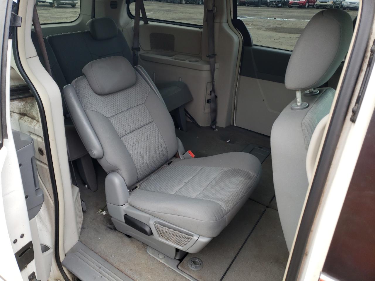 Photo 6 from auction – 2010 CHRYSLER TOWN & COU with VIN 2A4RR5D13AR103301