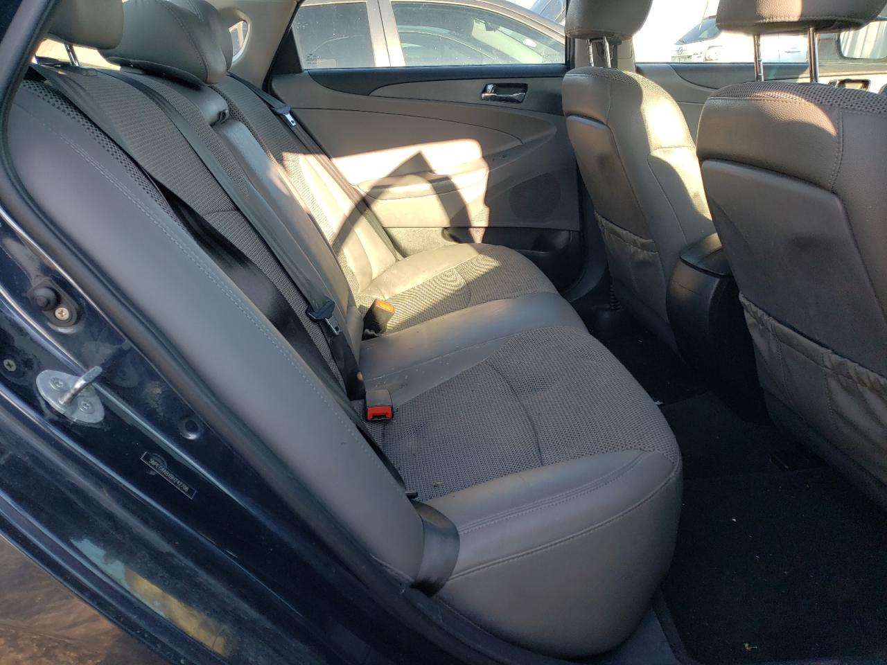 Photo 6 from auction – 2011 HYUNDAI SONATA SE with VIN 5NPEC4ABXBH242708
