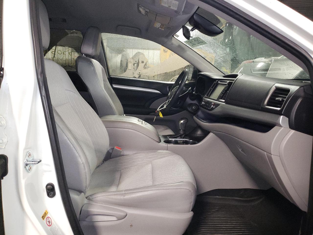 Photo 5 from auction – 2017 TOYOTA HIGHLANDER with VIN 5TDBZRFH2HS416673