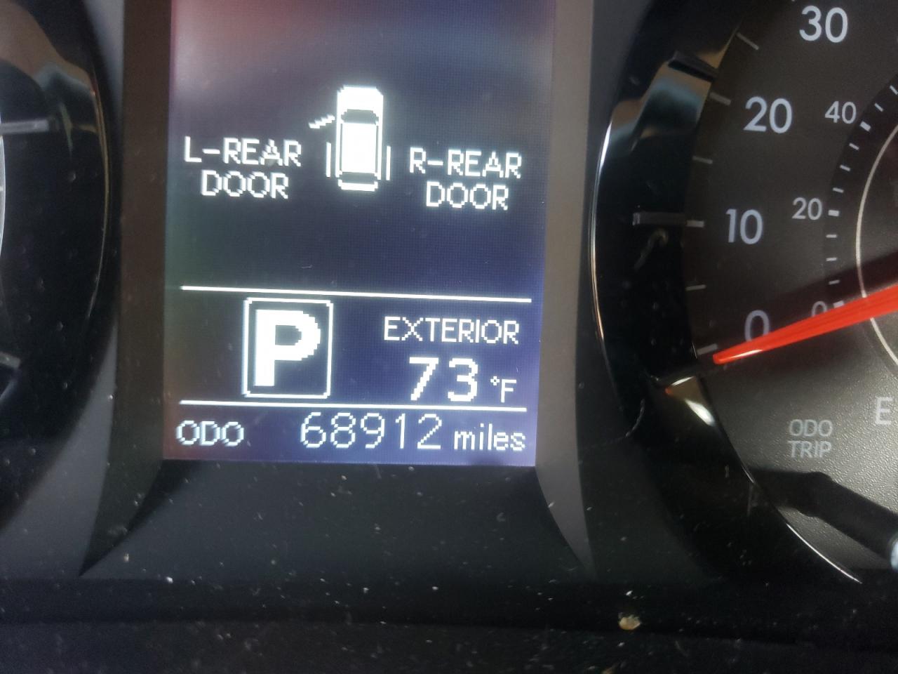 Photo 8 from auction – 2017 TOYOTA SIENNA LE with VIN 5TDKZ3DC9HS852182