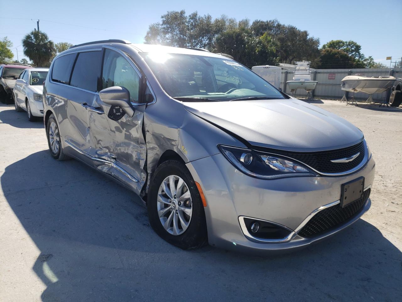 CHRYSLER PACIFICA T 2017 with VIN 2C4RC1BG1HR516951 - Photo from auction