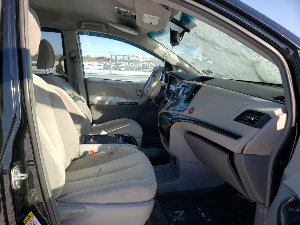 Photo 5 from auction – 2013 TOYOTA SIENNA LE with VIN 5TDKK3DC4DS393643