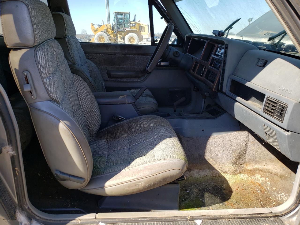Photo 5 from auction – 1993 JEEP CHEROKEE C with VIN 1J4FJ77S5PL572773