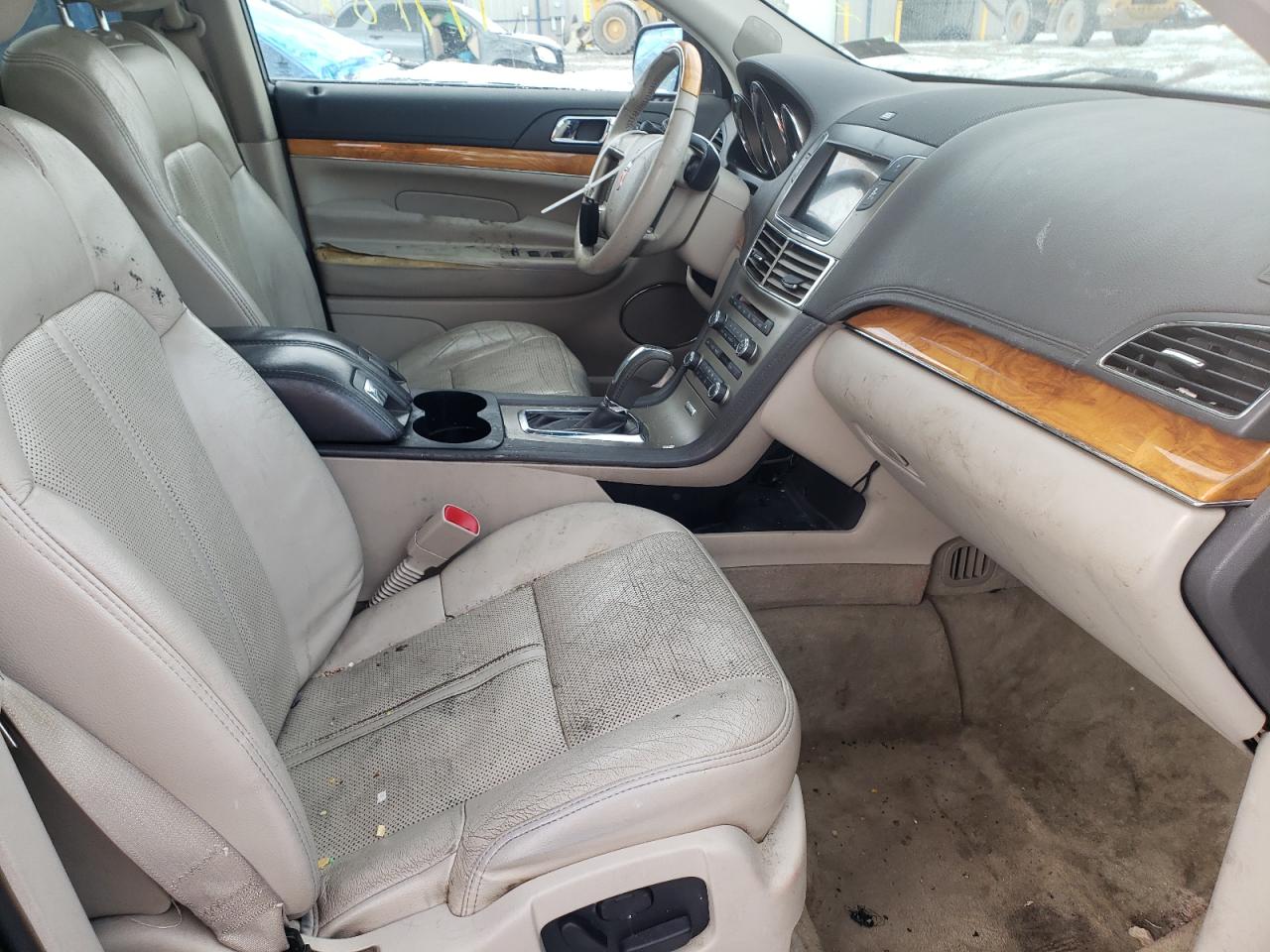 Photo 5 from auction – 2011 LINCOLN MKT with VIN 2LMHJ5AR1BBJ54163