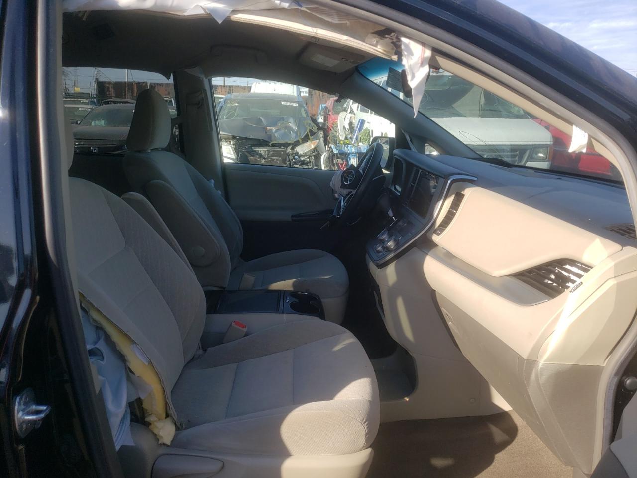Photo 5 from auction – 2017 TOYOTA SIENNA LE with VIN 5TDKZ3DC9HS852182