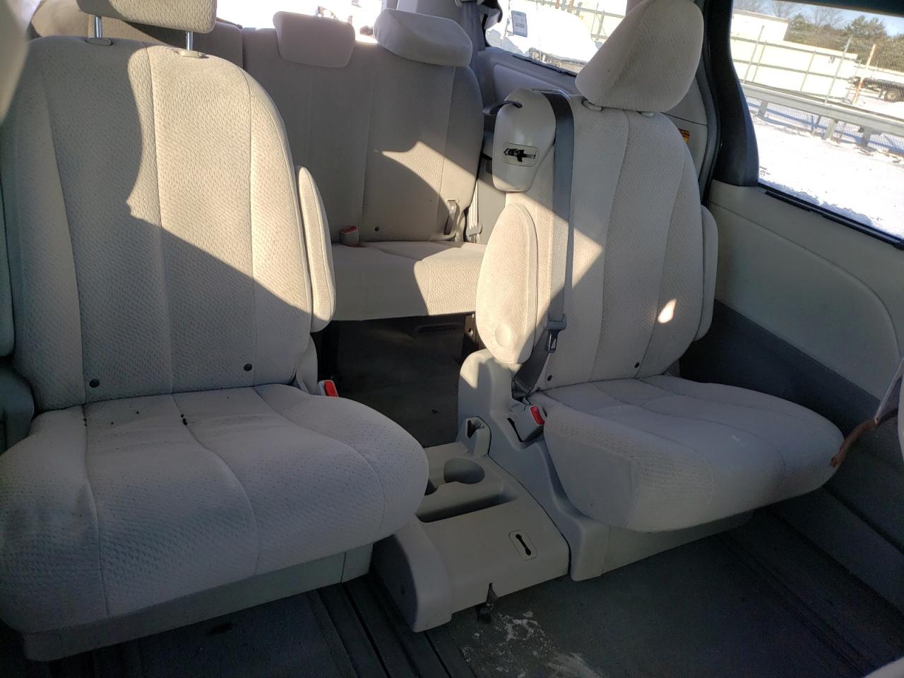 Photo 6 from auction – 2013 TOYOTA SIENNA LE with VIN 5TDKK3DC4DS393643