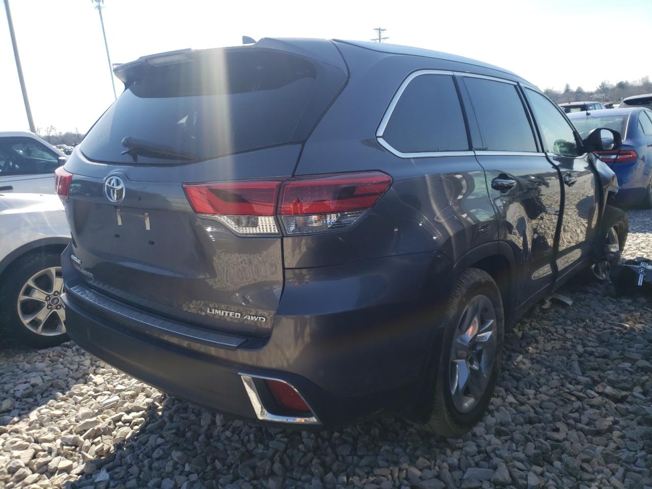 Photo 4 from auction – 2018 TOYOTA HIGHLANDER with VIN 5TDDZRFH6JS498955