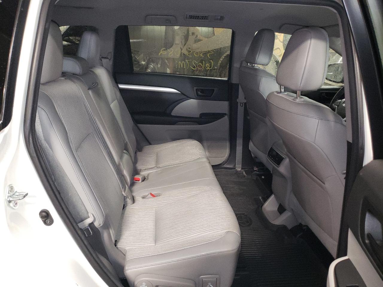 Photo 6 from auction – 2017 TOYOTA HIGHLANDER with VIN 5TDBZRFH2HS416673
