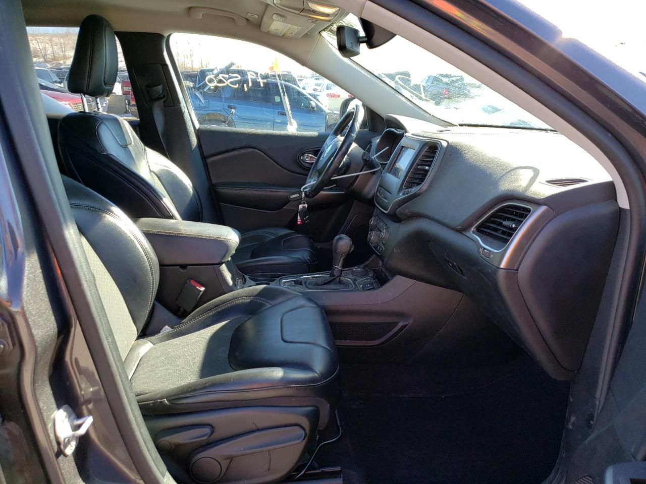 Photo 5 from auction – 2019 JEEP CHEROKEE L with VIN 1C4PJMLX2KD156452
