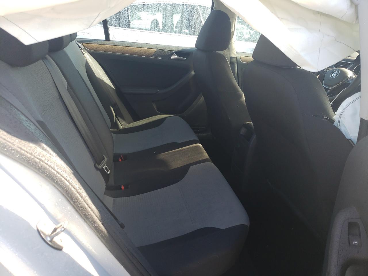 Photo 6 from auction – 2017 VOLKSWAGEN JETTA S with VIN 3VW2B7AJXHM363382