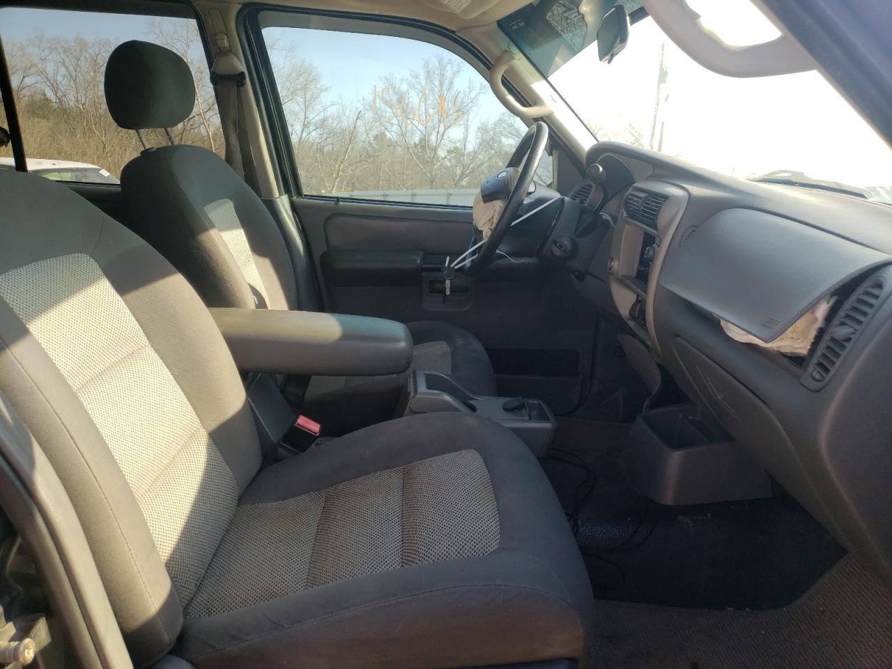 Photo 5 from auction – 2004 FORD EXPLORER S with VIN 1FMZU67K44UA15052