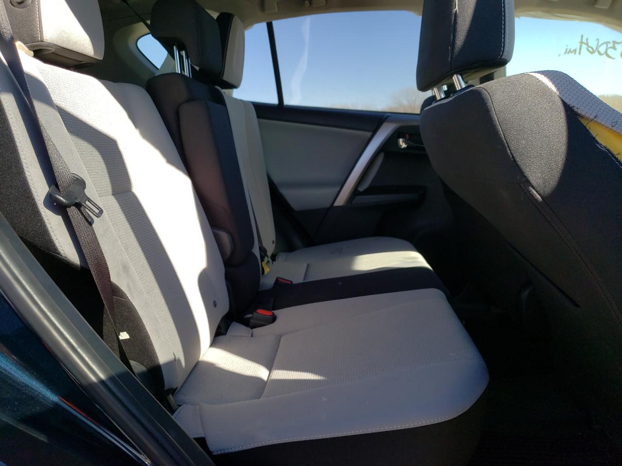 Photo 6 from auction – 2017 TOYOTA RAV4 XLE with VIN JTMRFREV3HD218789