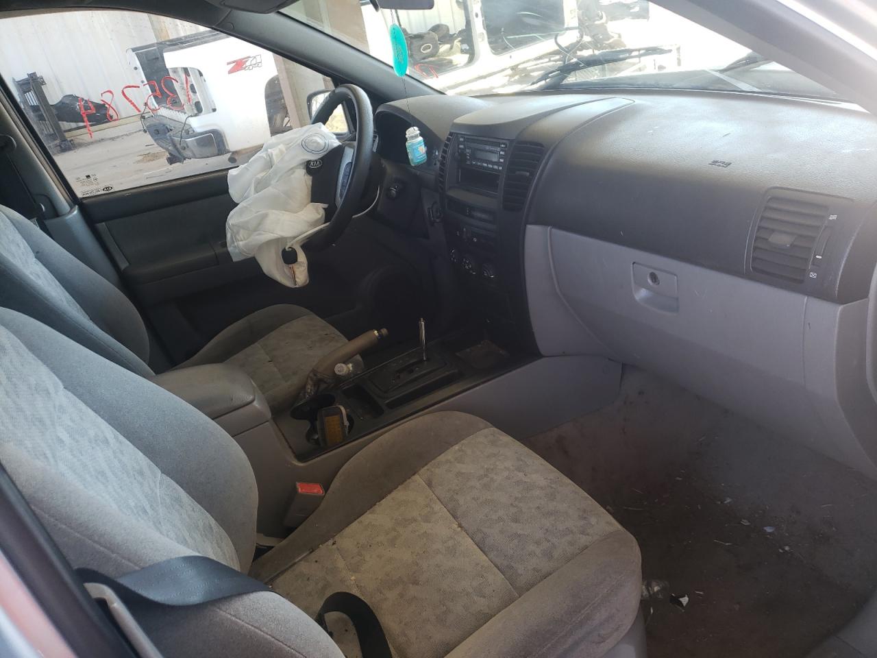Photo 5 from auction – 2005 KIA SORENTO EX with VIN KNDJD733755492351