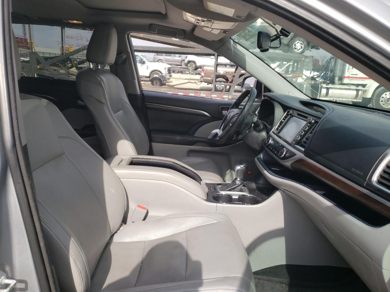Photo 5 from auction – 2014 TOYOTA HIGHLANDER with VIN 5TDDKRFH0ES028124