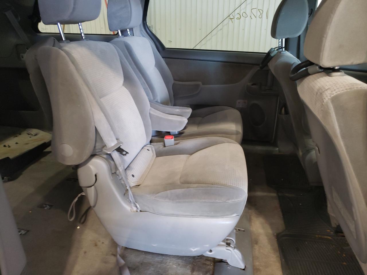 Photo 6 from auction – 2010 TOYOTA SIENNA CE with VIN 5TDKK4CC6AS325797
