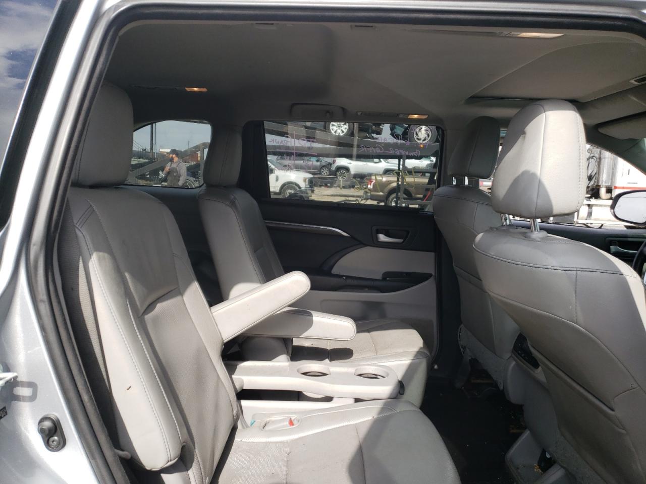 Photo 6 from auction – 2014 TOYOTA HIGHLANDER with VIN 5TDDKRFH0ES028124