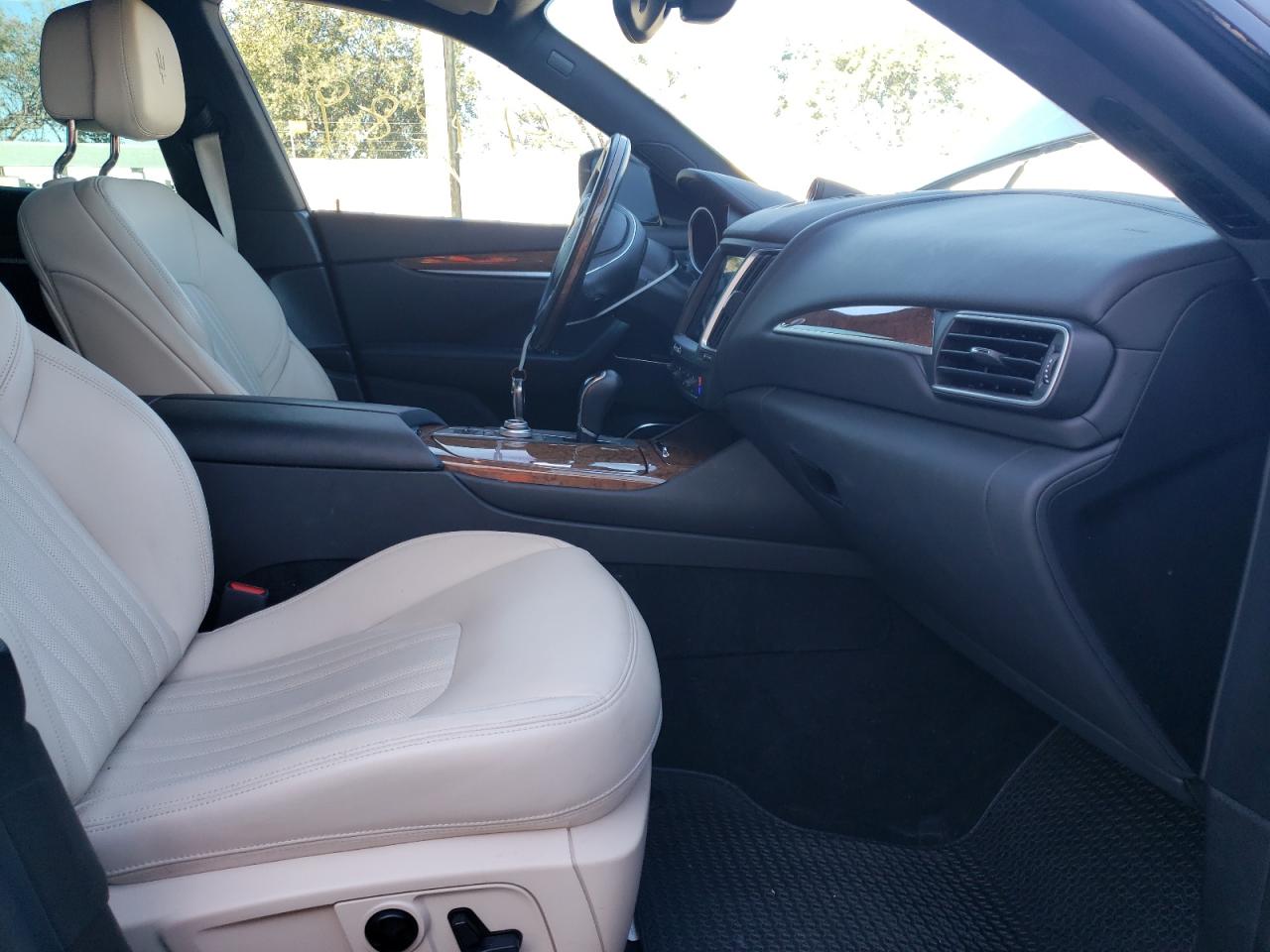 Photo 5 from auction – 2017 MASERATI LEVANTE LU with VIN ZN661XUL8HX257834