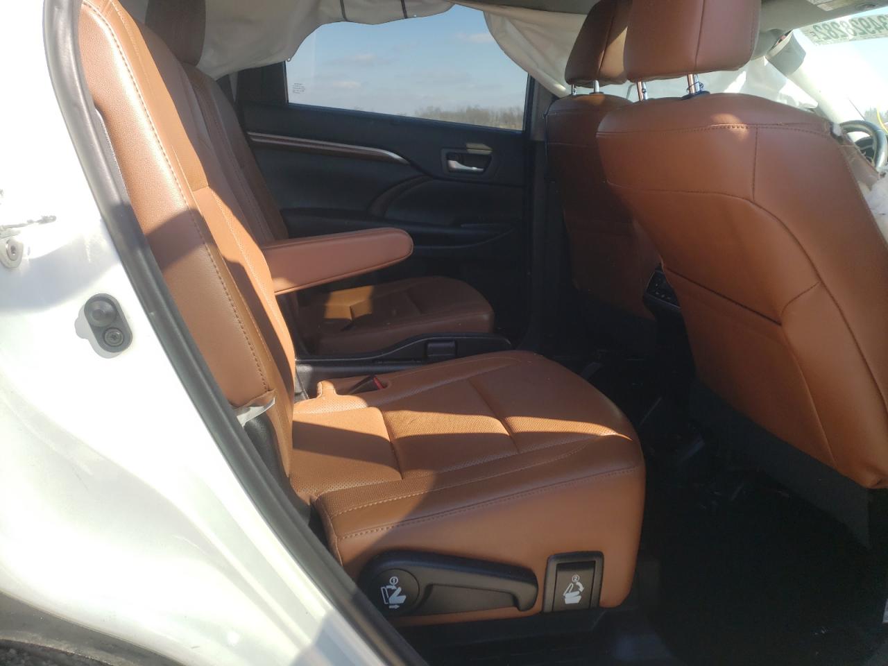 Photo 6 from auction – 2018 TOYOTA HIGHLANDER with VIN 5TDDZRFHXJS879658