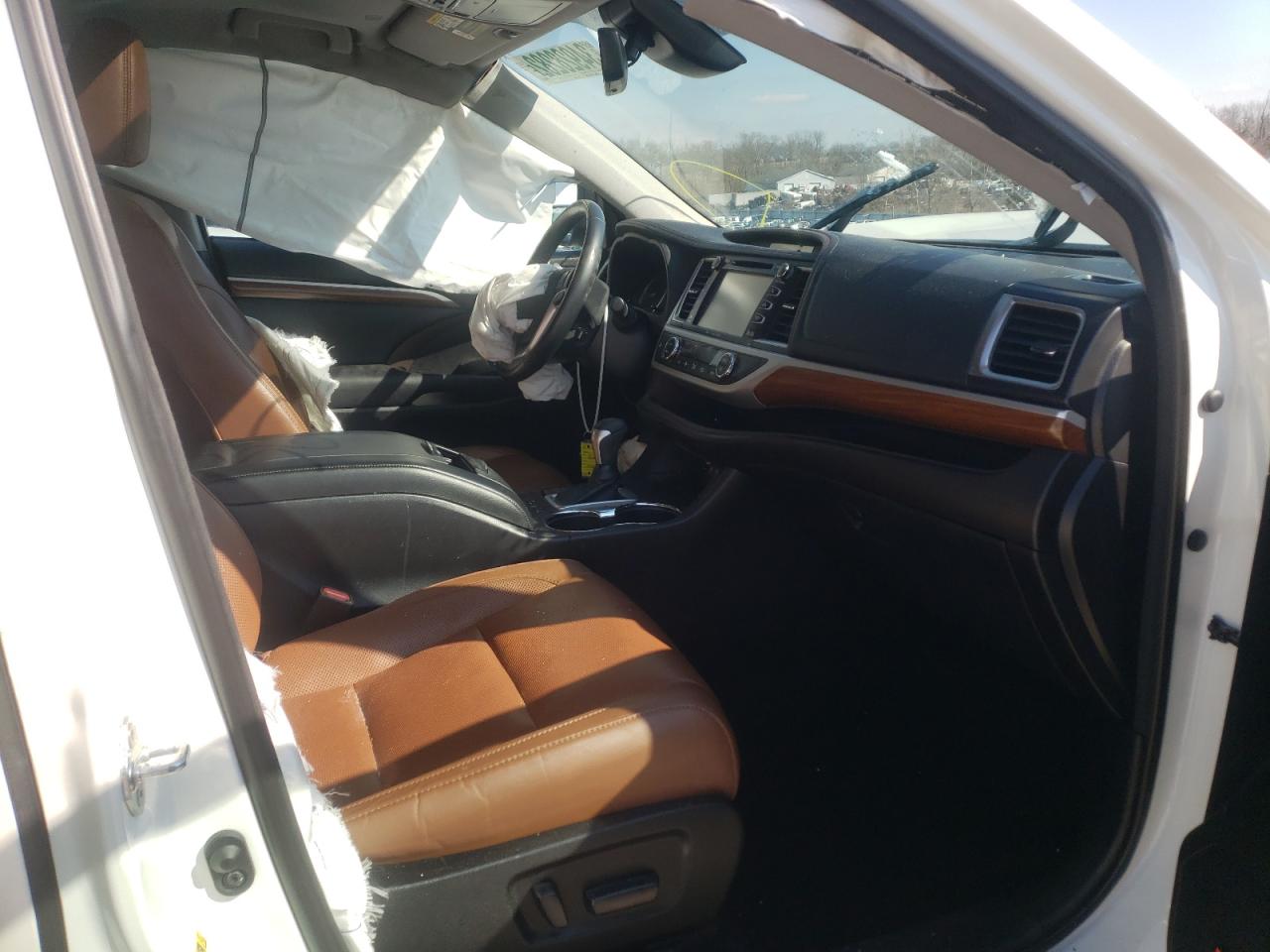 Photo 5 from auction – 2018 TOYOTA HIGHLANDER with VIN 5TDDZRFHXJS879658