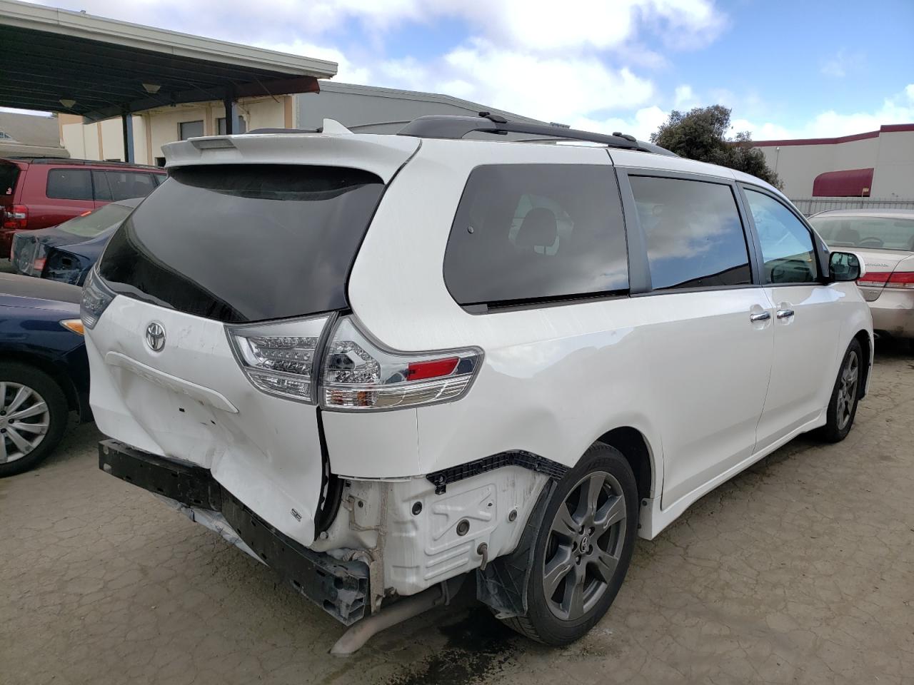 Photo 4 from auction – 2018 TOYOTA SIENNA SE with VIN 5TDXZ3DC4JS910131