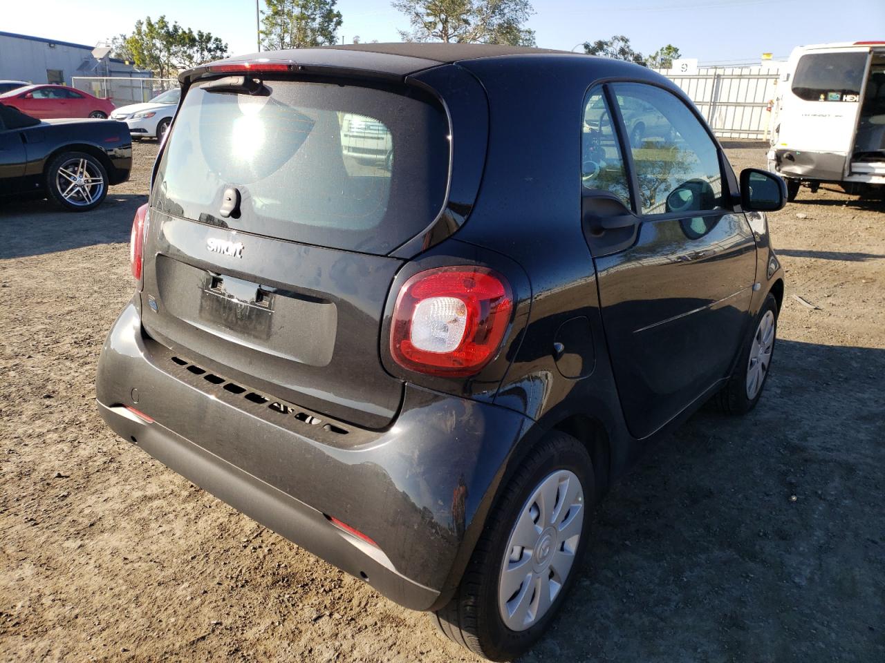 Photo 4 from auction – 2018 SMART FORTWO with VIN WMEFJ9BA6JK283707