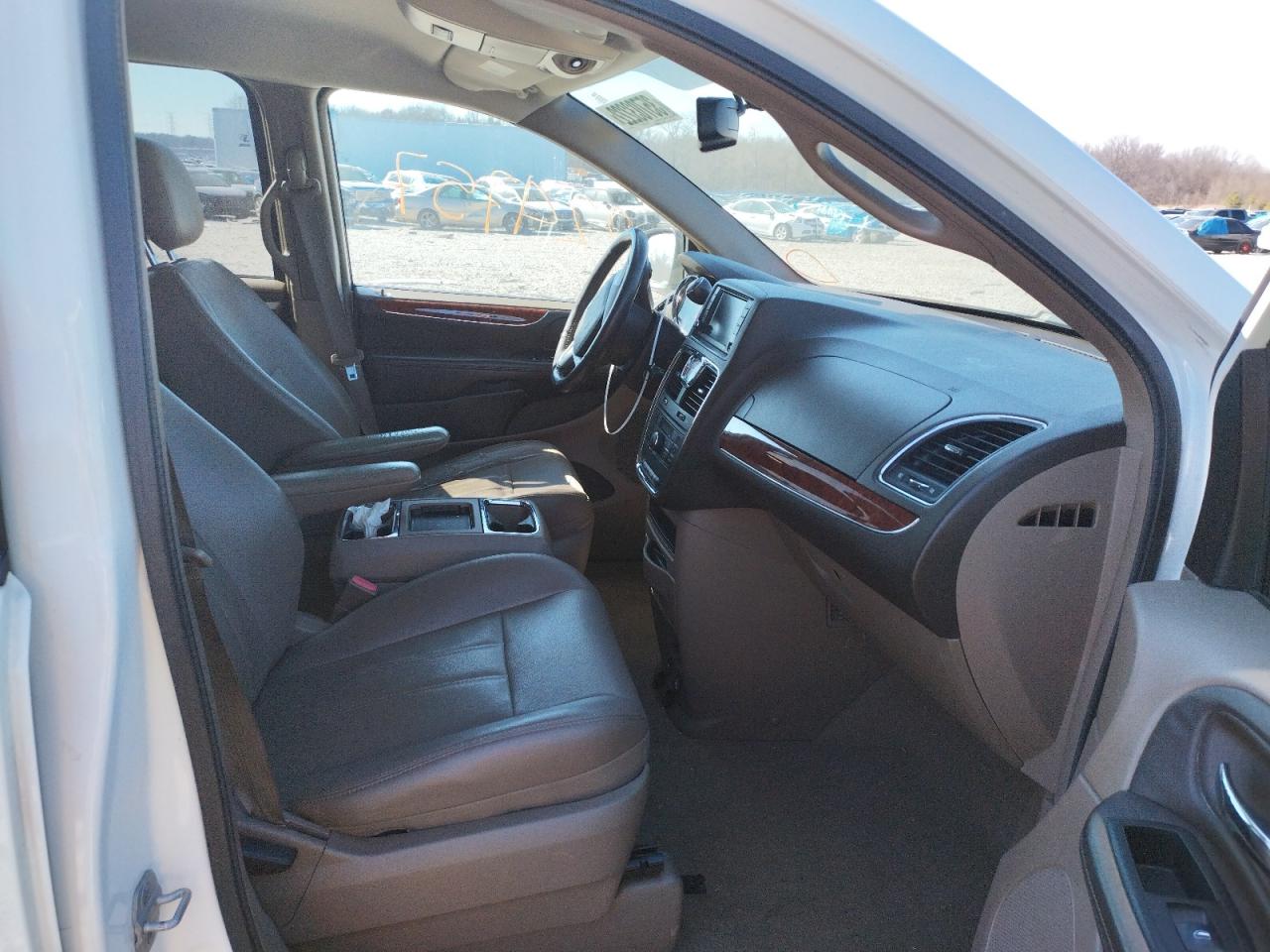 Photo 5 from auction – 2013 CHRYSLER TOWN & COU with VIN 2C4RC1BG5DR510709