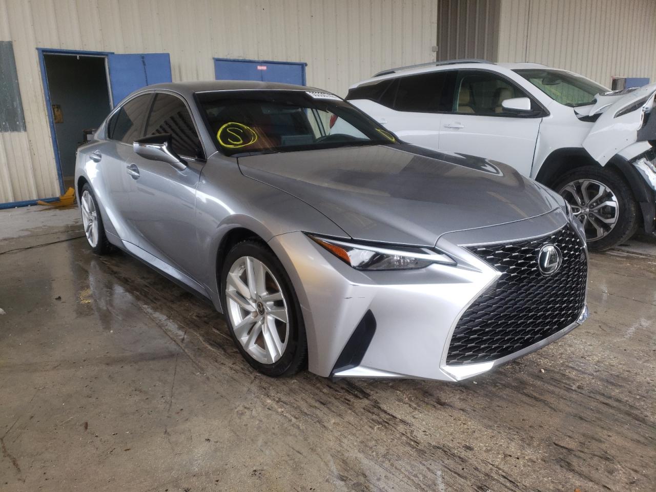 LEXUS IS 300 2021 مع رقم تعريف المركبة JTHAA1D27M5110795 - صورة من المزاد