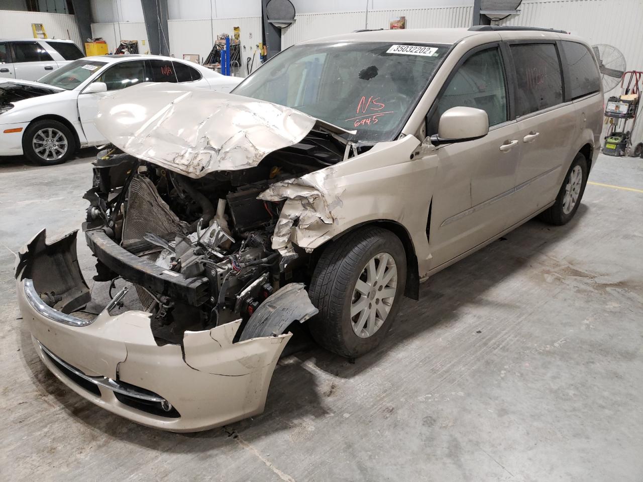 Photo 2 from auction – 2014 CHRYSLER TOWN & COU with VIN 2C4RC1BG3ER306945