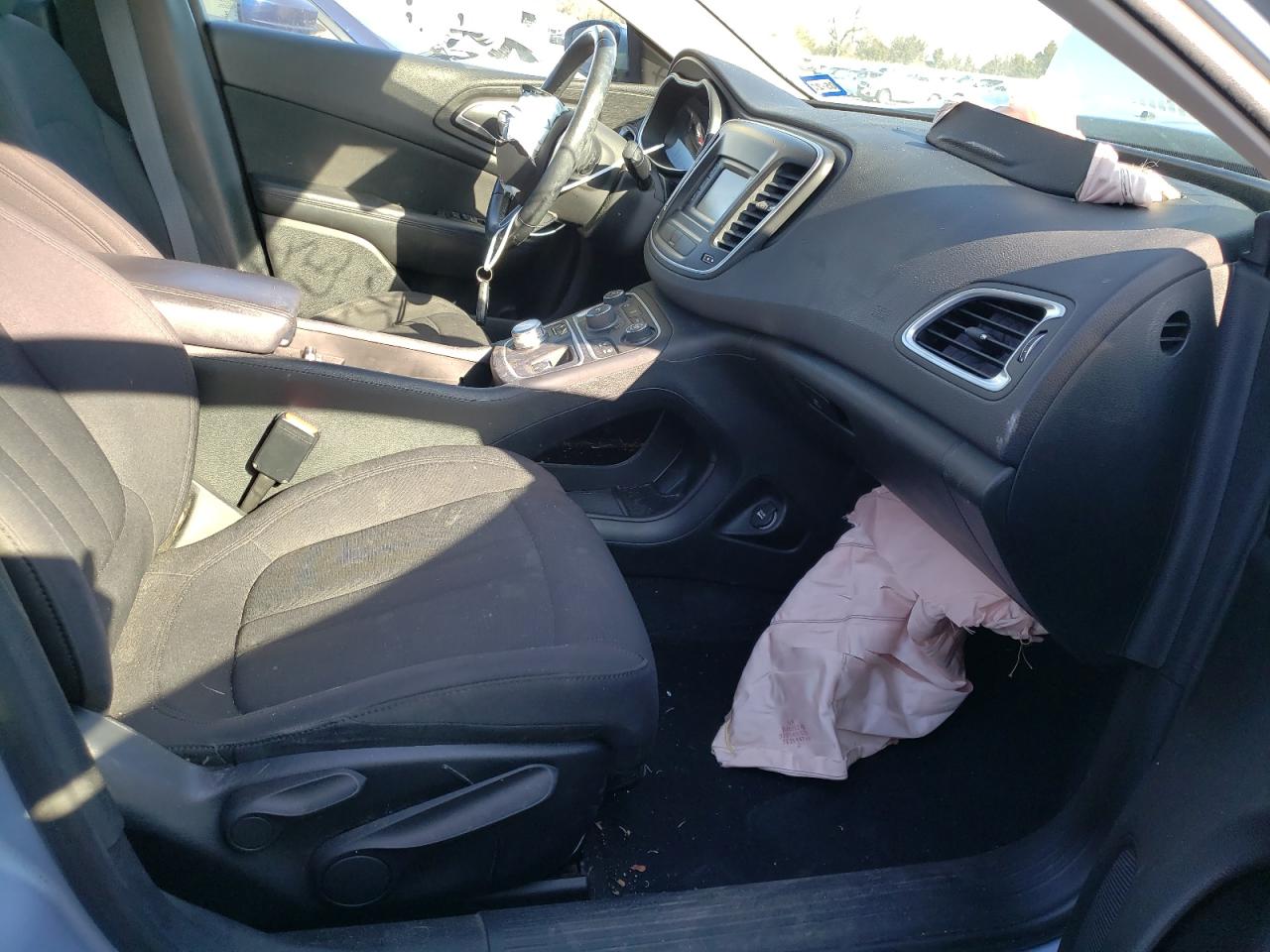 Photo 5 from auction – 2015 CHRYSLER 200 LIMITE with VIN 1C3CCCAB3FN634621