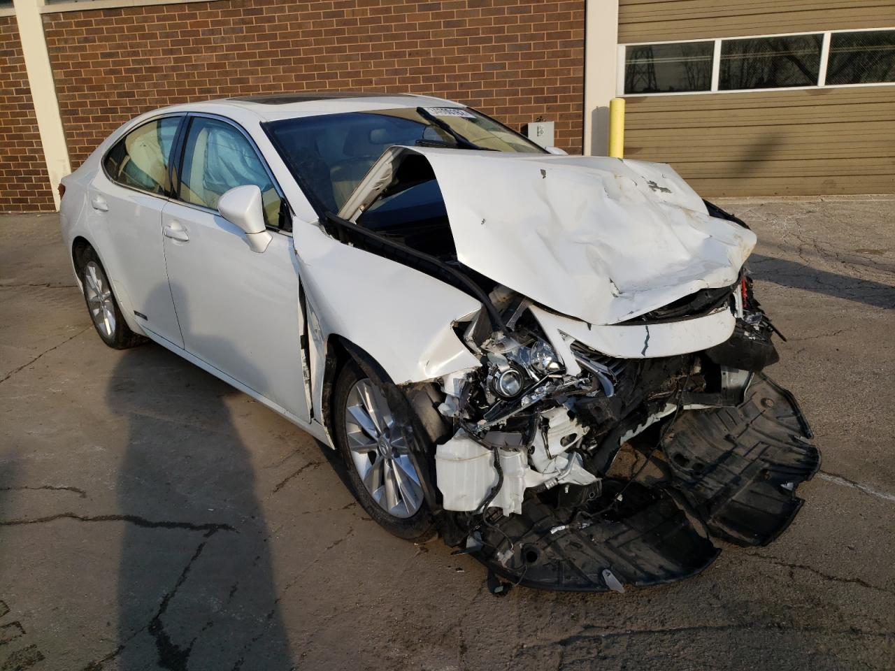 LEXUS ES 300H 2013 مع رقم تعريف المركبة JTHBW1GG1D2018614 - صورة من المزاد
