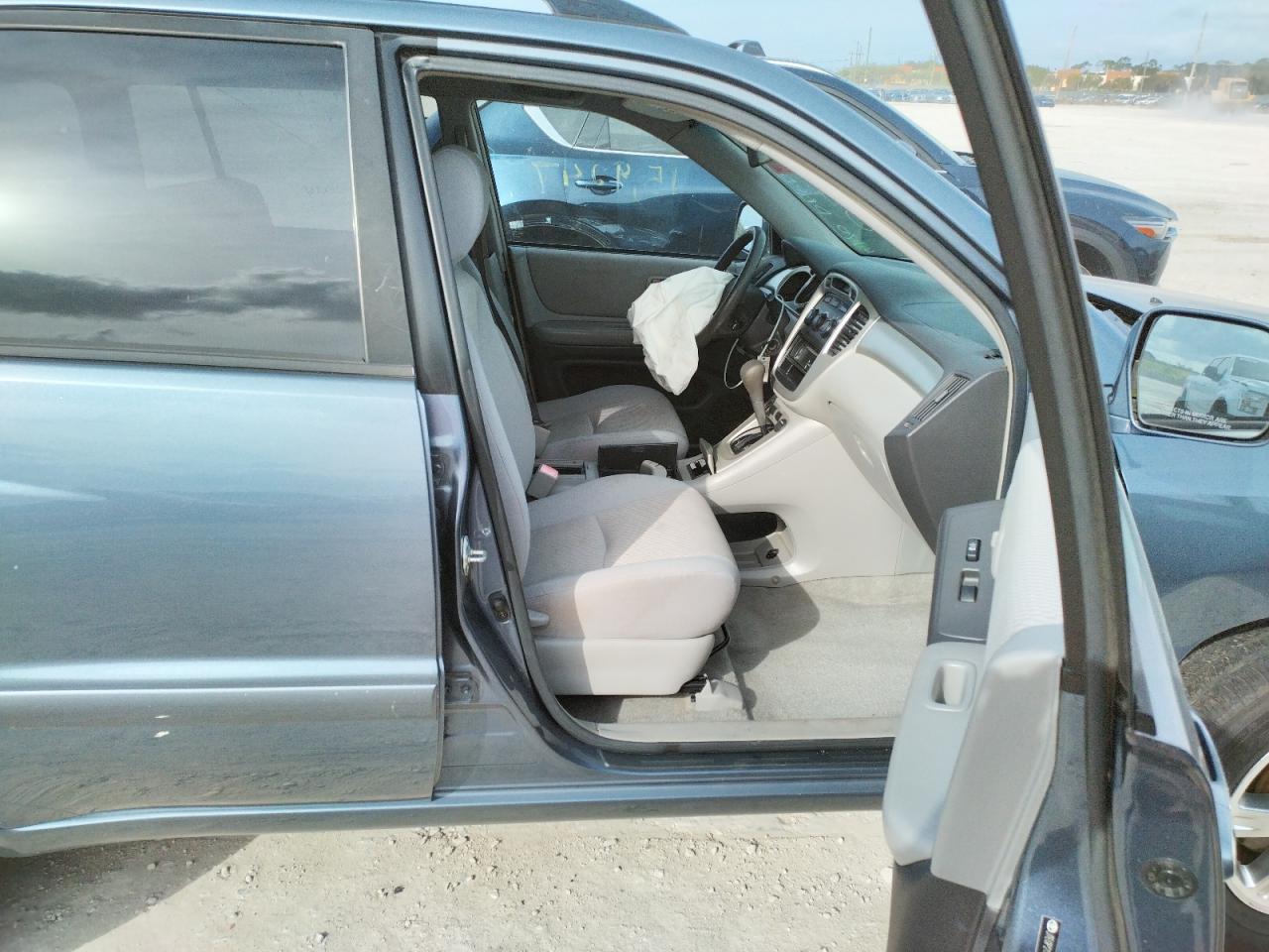 Photo 5 from auction – 2006 TOYOTA HIGHLANDER with VIN JTEGP21A460110387