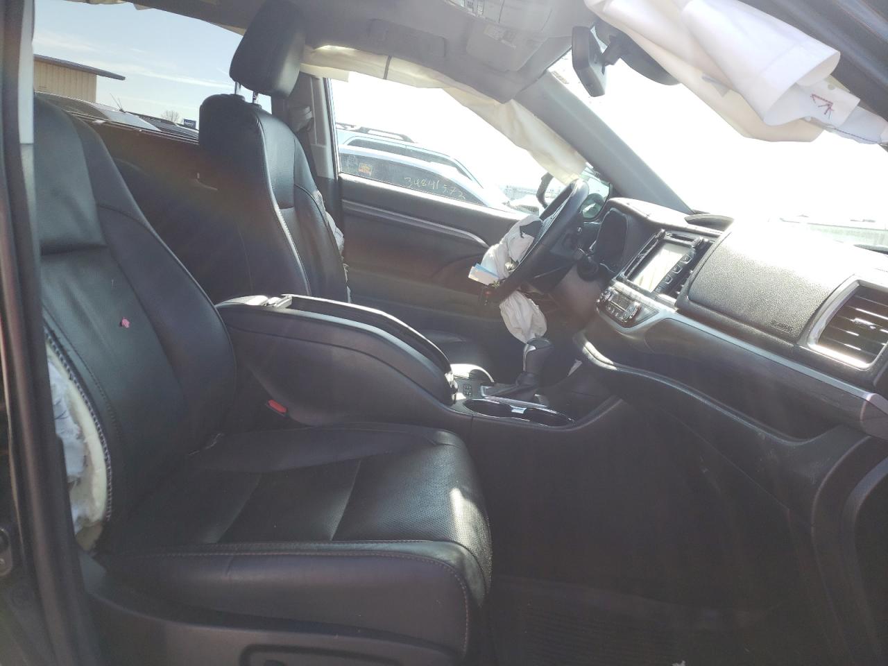 Photo 5 from auction – 2018 TOYOTA HIGHLANDER with VIN 5TDDZRFH8JS498763