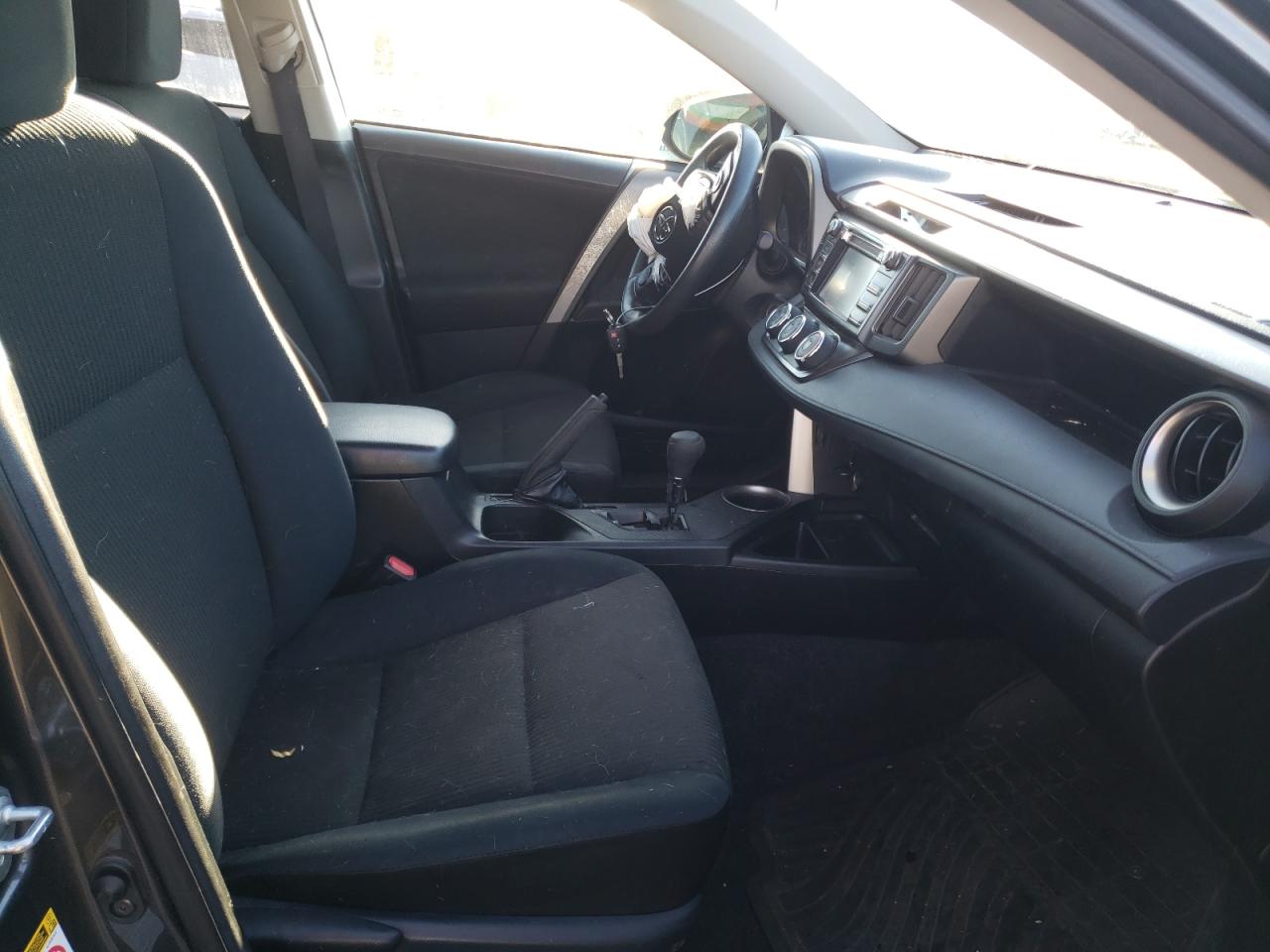 Photo 5 from auction – 2014 TOYOTA RAV4 LE with VIN JTMZFREV1EJ009743