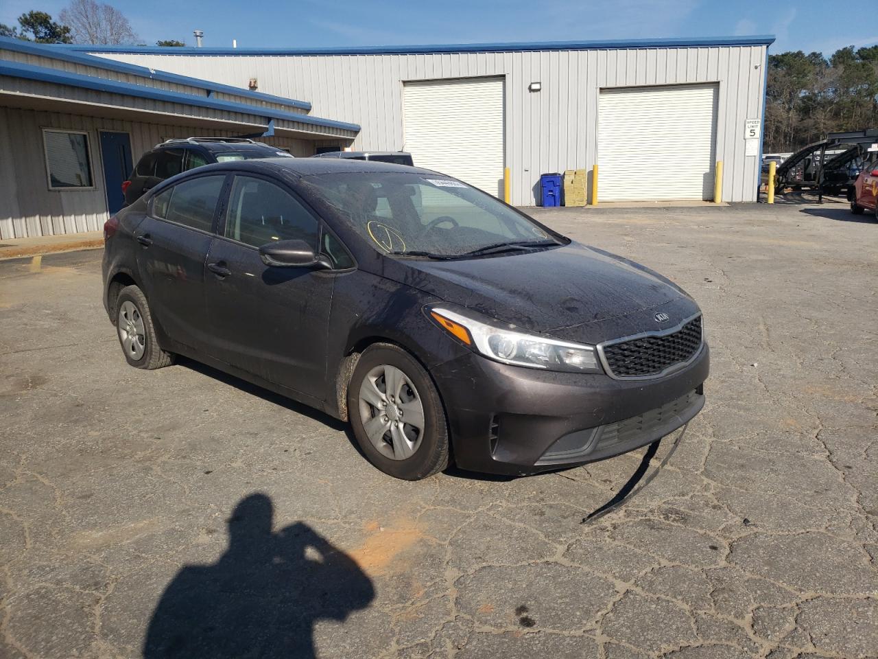 KIA FORTE LX 2017 مع رقم تعريف المركبة 3KPFL4A78HE075598 - صورة من المزاد