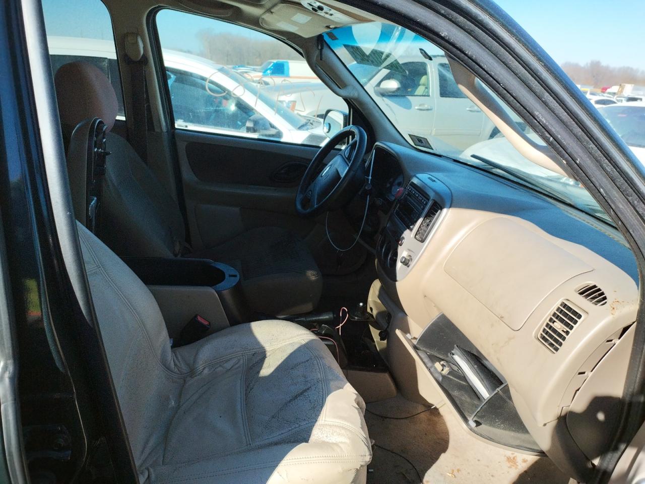 Photo 5 from auction – 2004 FORD ESCAPE XLT with VIN 1FMYU93174KA70987