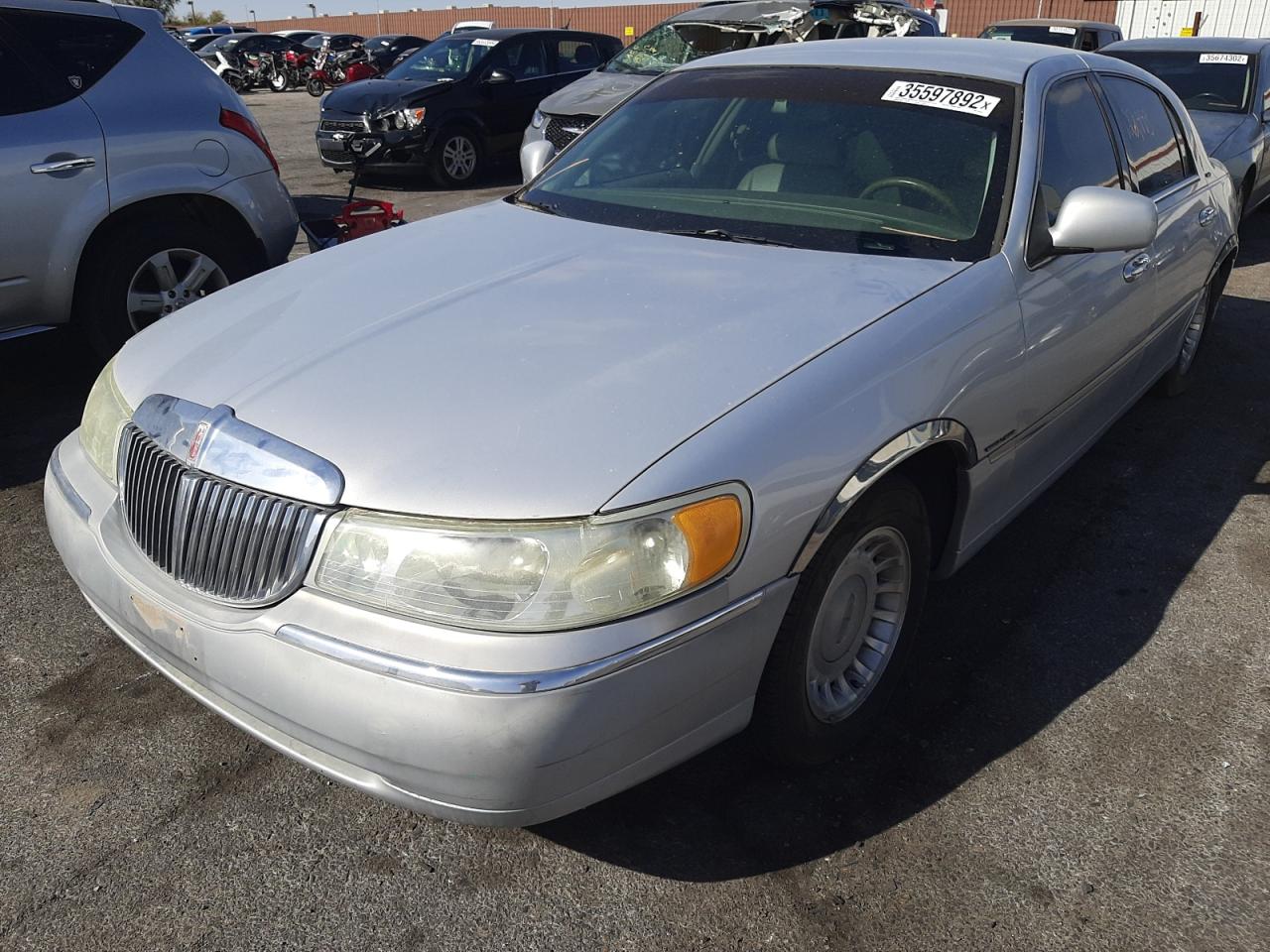 Photo 2 from auction – 2002 LINCOLN TOWN CAR E with VIN 1LNHM81W32Y671560