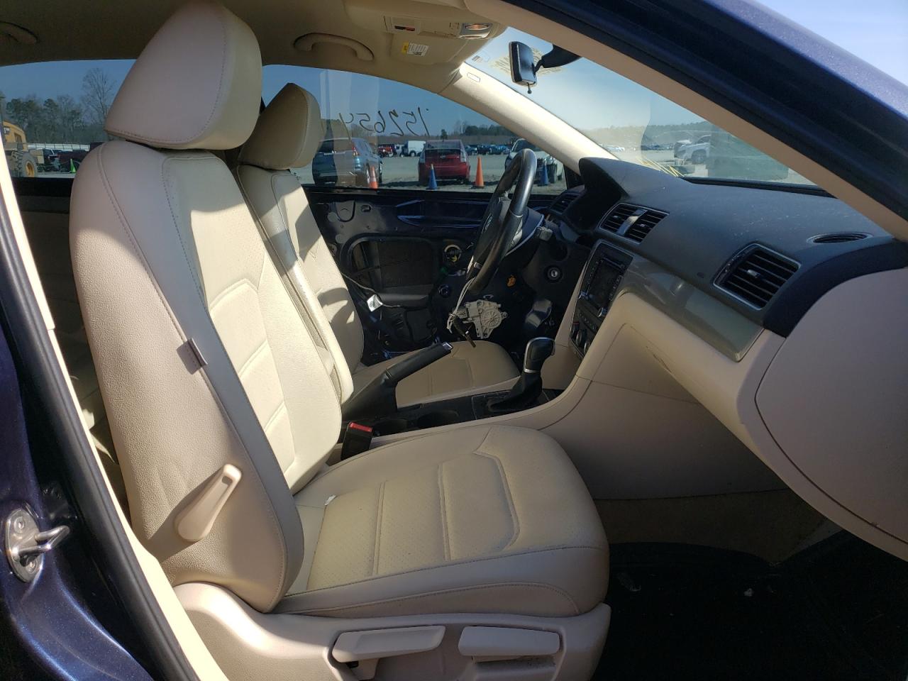 Photo 5 from auction – 2015 VOLKSWAGEN PASSAT S with VIN 1VWAT7A32FC055809