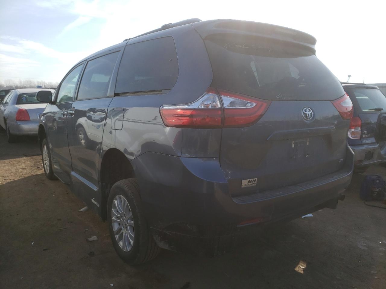 Photo 3 from auction – 2017 TOYOTA SIENNA XLE with VIN 5TDYZ3DC0HS868412