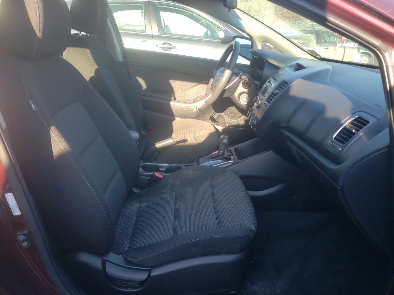 Photo 5 from auction – 2017 KIA FORTE LX with VIN 3KPFK4A71HE011230