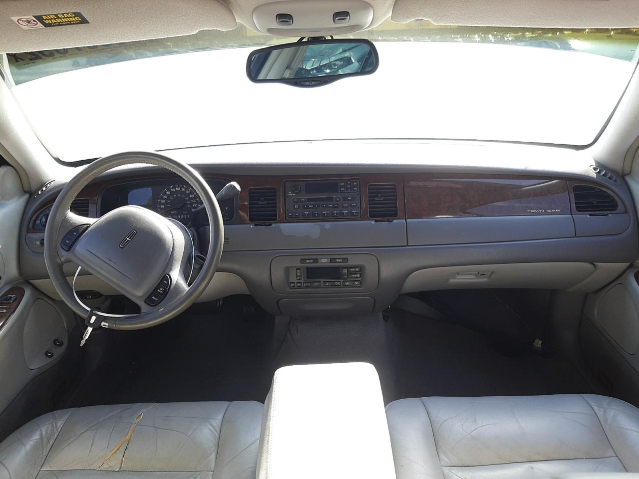 Photo 9 from auction – 2002 LINCOLN TOWN CAR E with VIN 1LNHM81W32Y671560