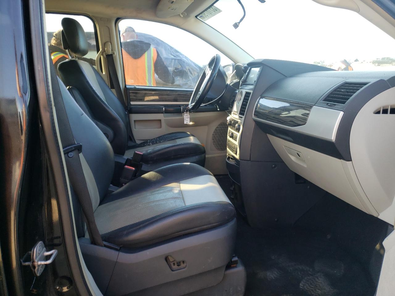 Photo 5 from auction – 2010 CHRYSLER TOWN & COU with VIN 2A4RR5D10AR286110