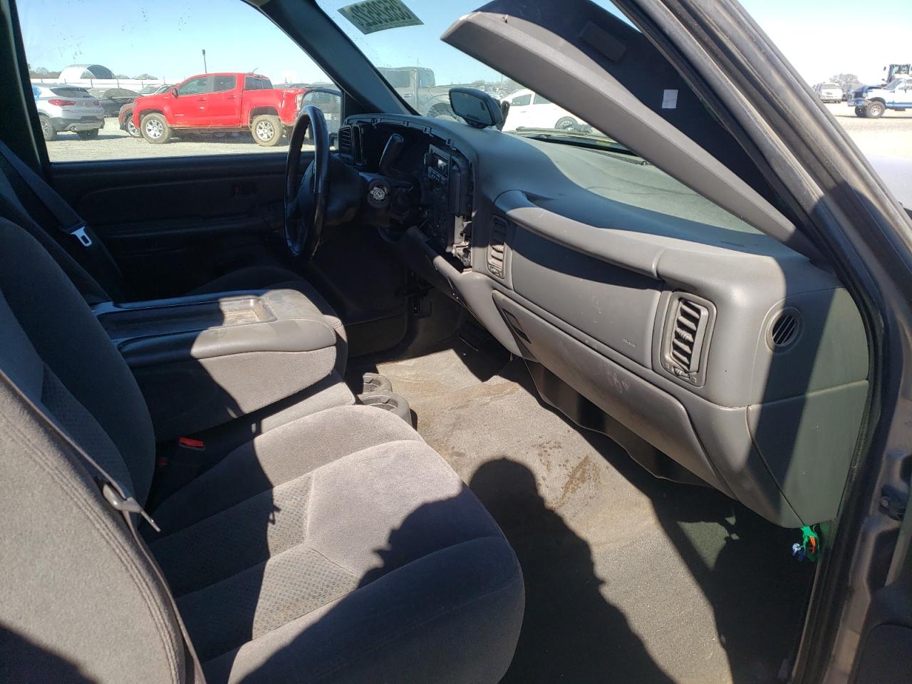 Photo 5 from auction – 2005 CHEVROLET SILVERADO with VIN 2GCEC19T551152173