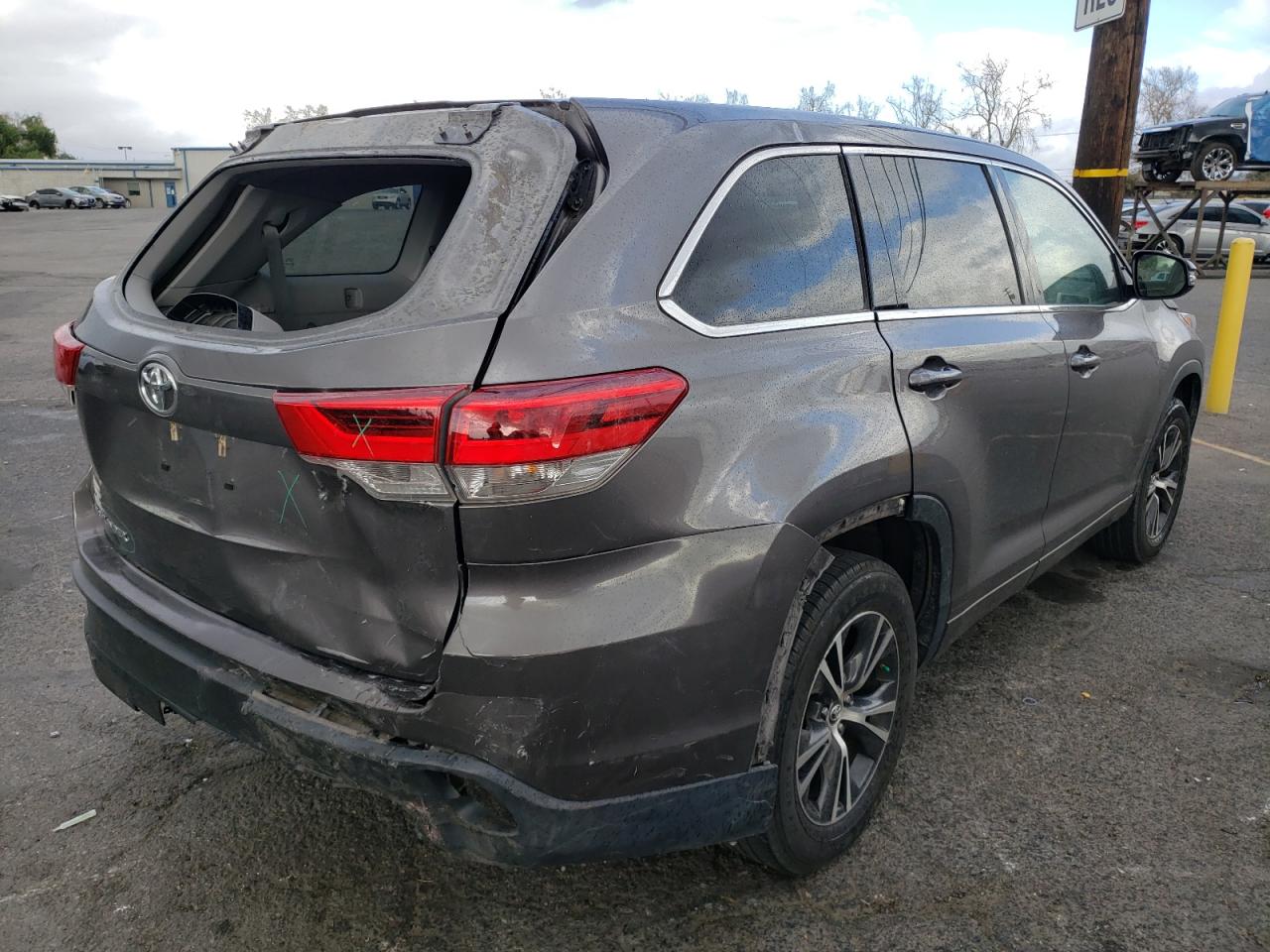 Photo 4 from auction – 2017 TOYOTA HIGHLANDER with VIN 5TDZARFH0HS029397