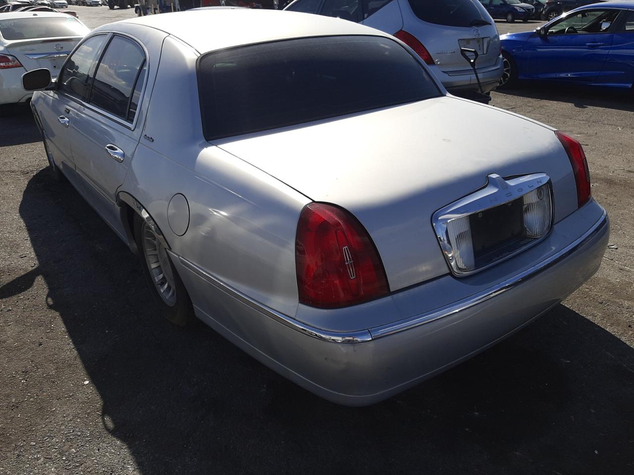 Photo 3 from auction – 2002 LINCOLN TOWN CAR E with VIN 1LNHM81W32Y671560