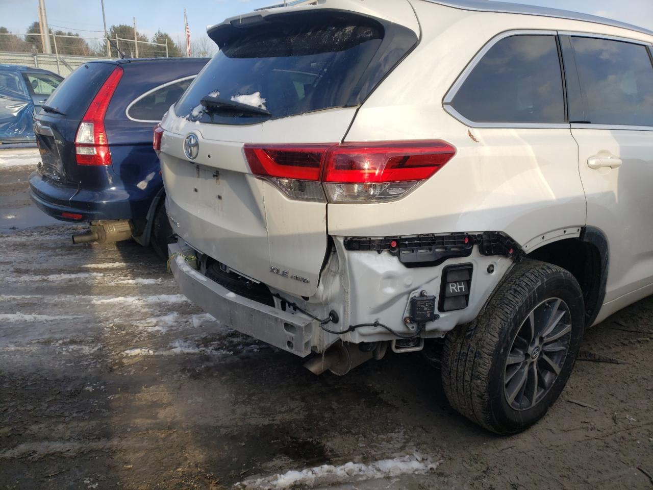 Photo 9 from auction – 2018 TOYOTA HIGHLANDER with VIN 5TDJZRFHXJS867772