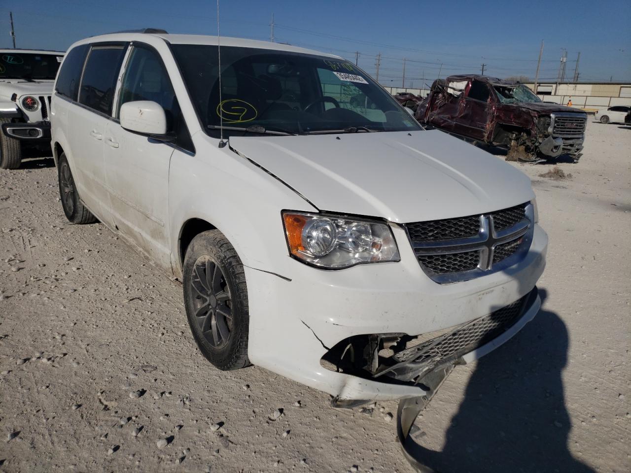 DODGE GRAND CARA 2017 مع رقم تعريف المركبة 2C4RDGCG3HR867701 - صورة من المزاد