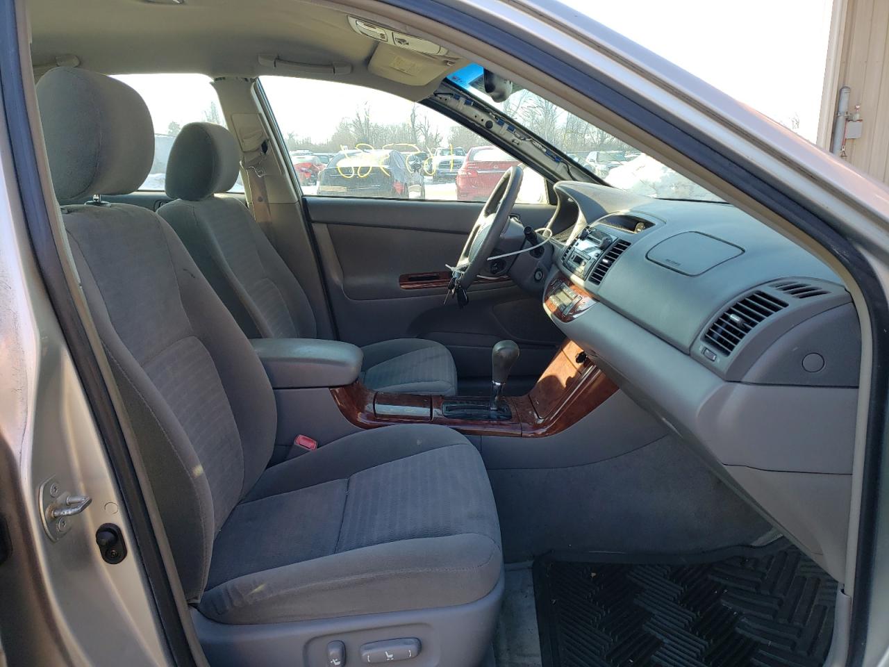 Photo 5 from auction – 2005 TOYOTA CAMRY LE with VIN 4T1BE32K45U958984