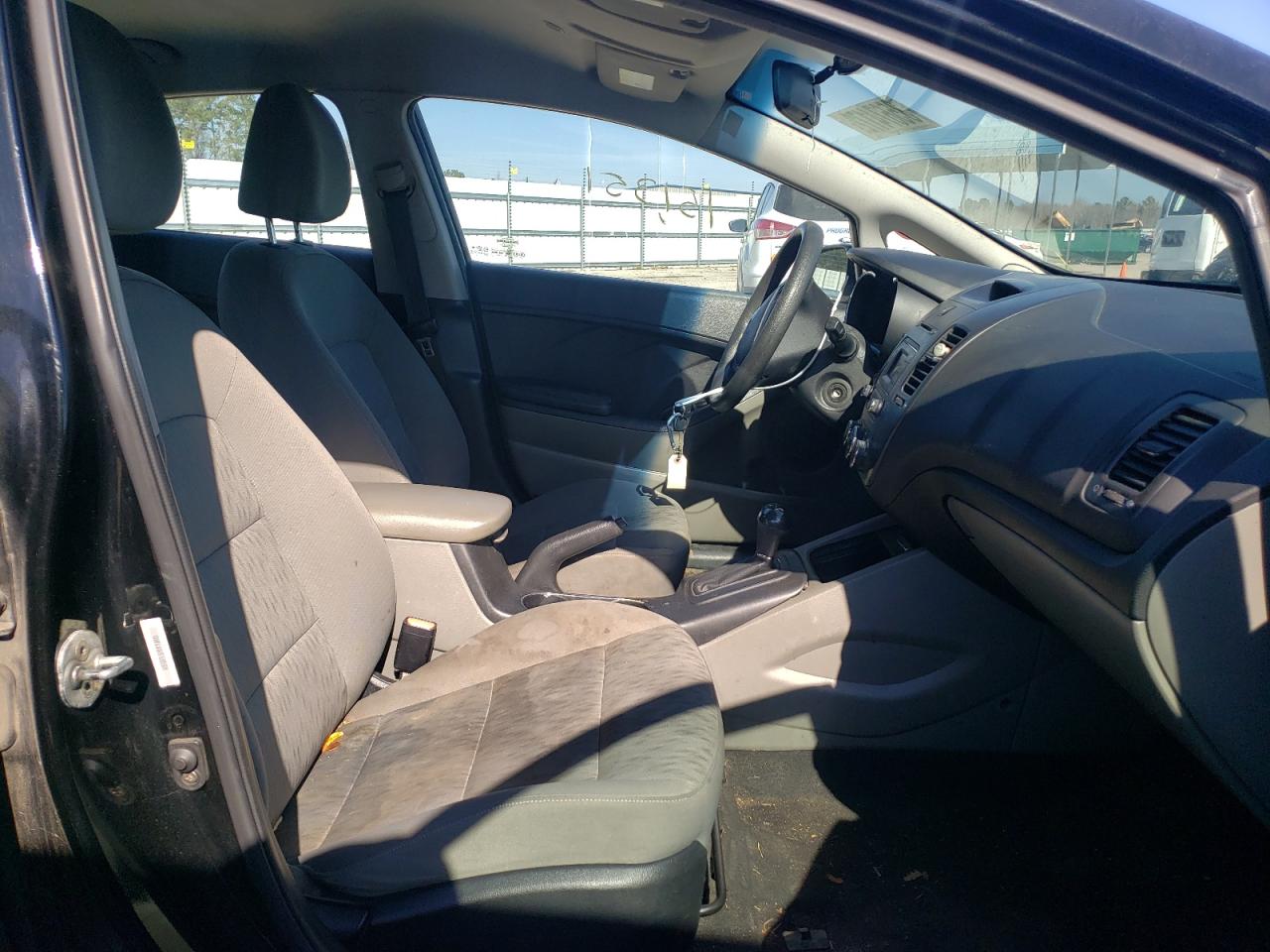 Photo 5 from auction – 2015 KIA FORTE LX with VIN KNAFK4A61F5305501