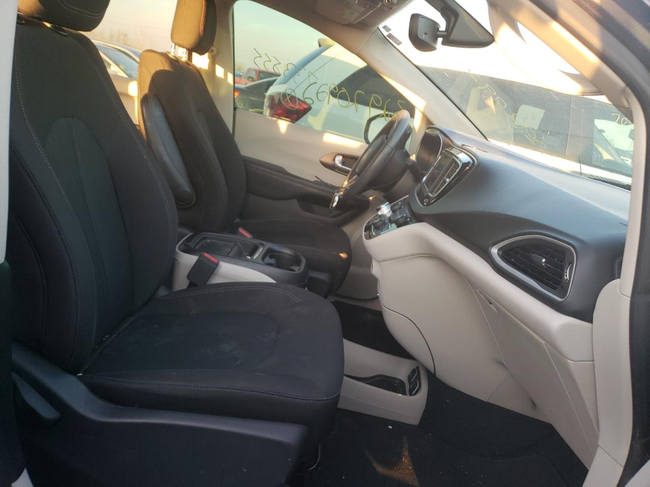 Photo 5 from auction – 2019 CHRYSLER PACIFICA T with VIN 2C4RC1FG2KR733555