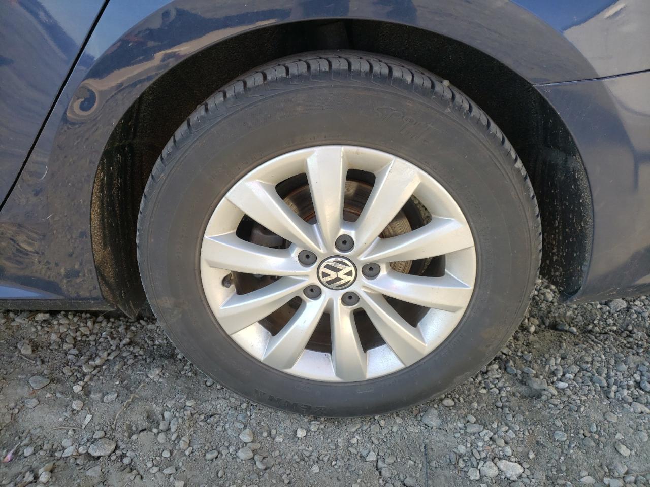 Photo 9 from auction – 2015 VOLKSWAGEN PASSAT S with VIN 1VWAT7A32FC055809